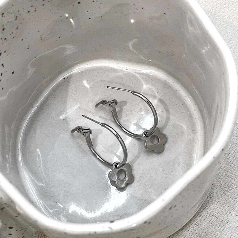 new | silver flower hoop earrings ✿